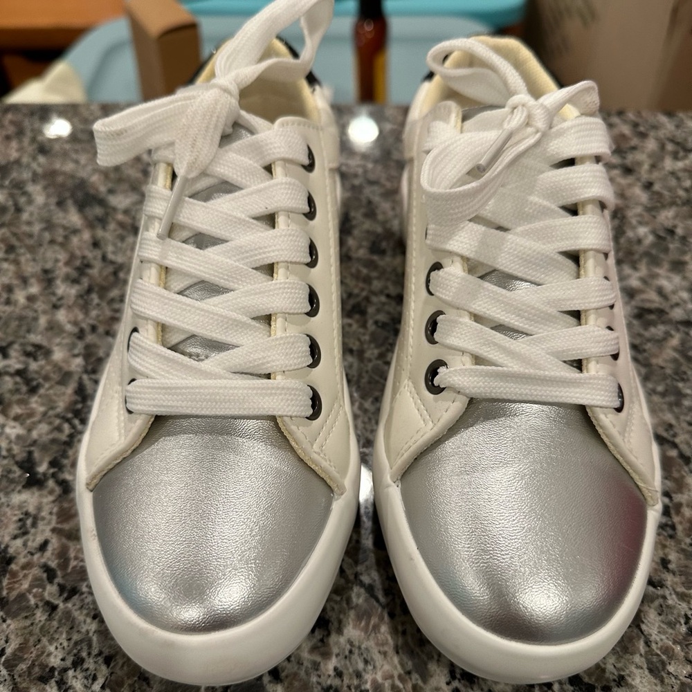 EUC FabKids White Sneakers with sequin Black Star - Picture 3 of 13
